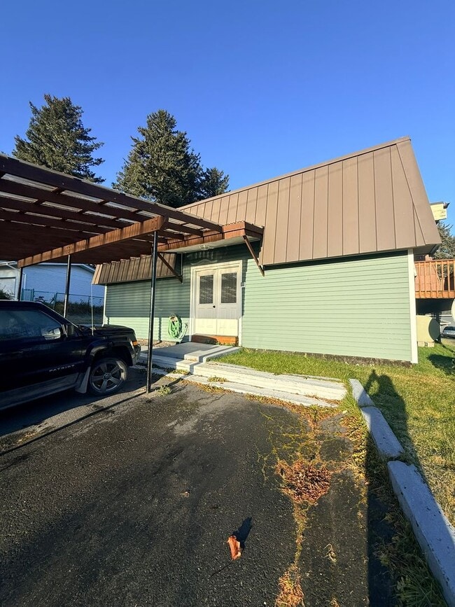 Building Photo - 1220 Purtov St Unit 3