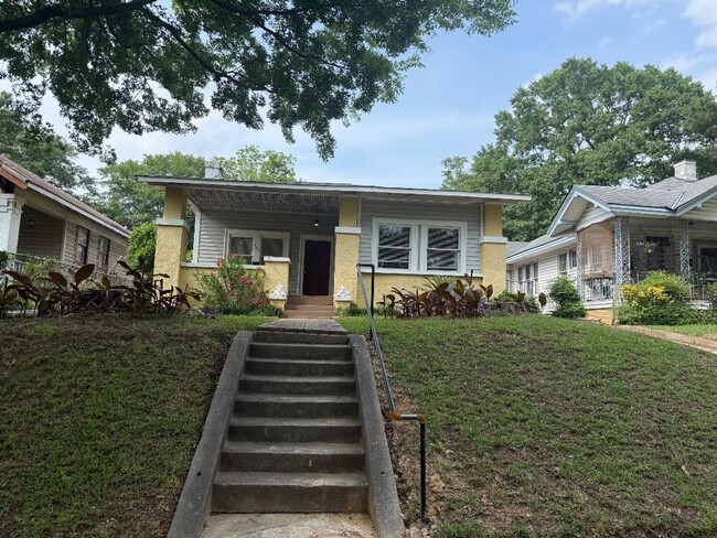Building Photo - Beautifully Renovated 2 bedroom, 1 bath Bungalow | Historic Highland area | $900/Month Rent