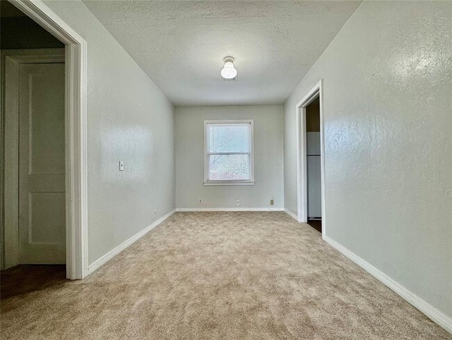 Photo - 711 N Broadway Ave