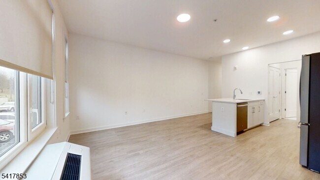 Photo - 1181 Morris Ave Unidad 101