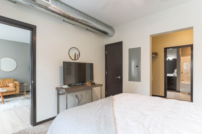 1BR, 1BA - City Scape 1B