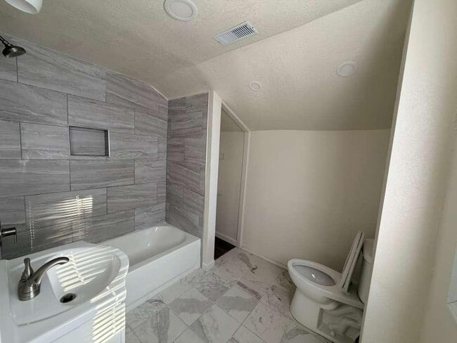 Photo - 651 W Bruce St