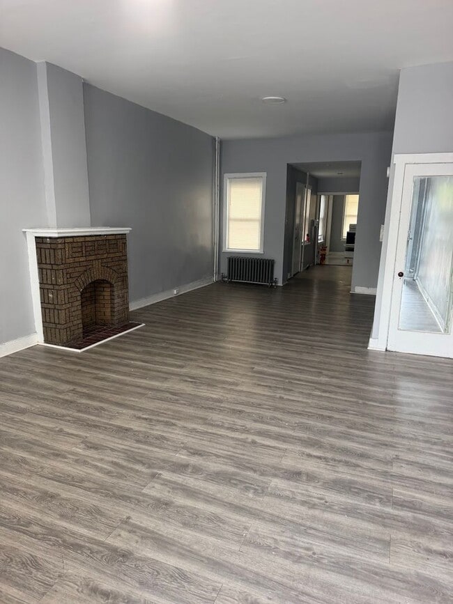 Building Photo - Large 5 Bedroom House