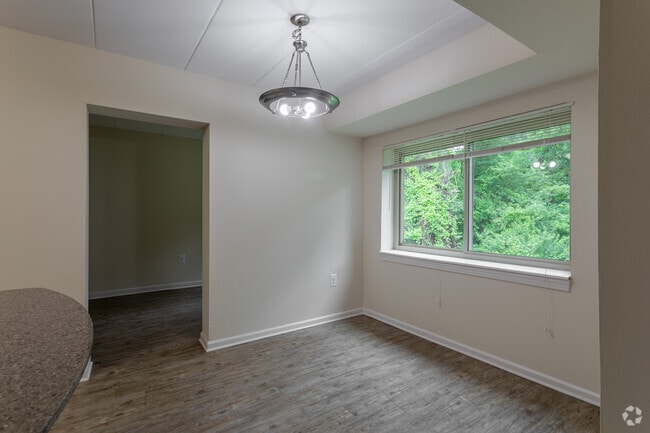 1BR, 1BA con den - 830SF - Tunbridge Apartments