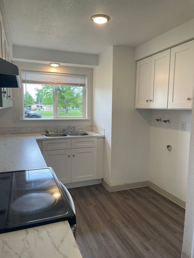 Building Photo - Rent Special: 1/2 Off December's Rent Unit 4122