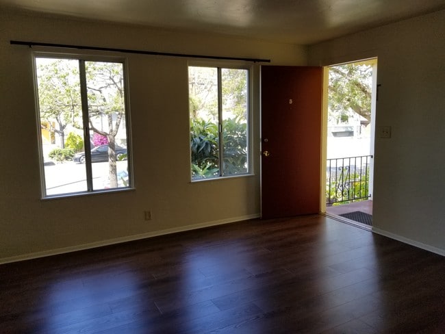 Living Room - 1537 Schiller St Unit Apt B
