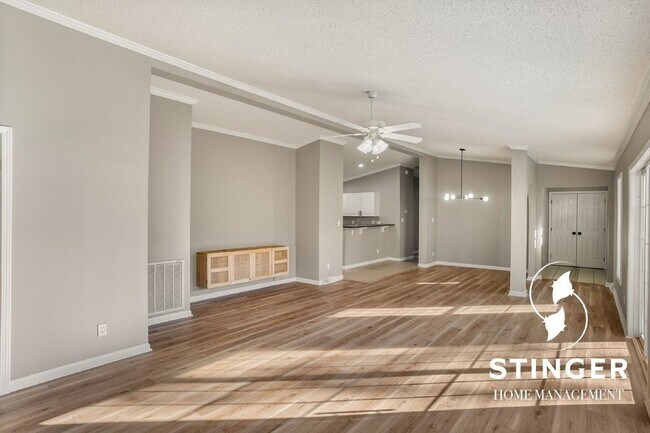 Photo - 3 Bedroom / 2 Bath For Rent In Picket Fences