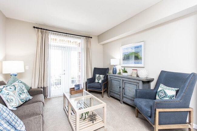 2BR, 2BA - 904 SF