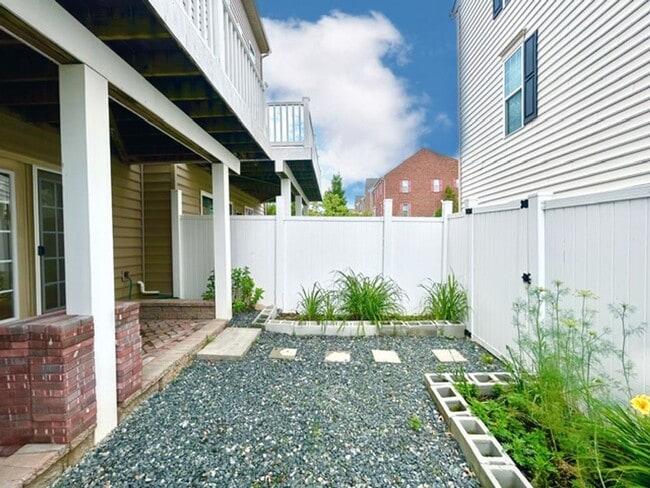 Photo - Welcome to the desirable Howard Square