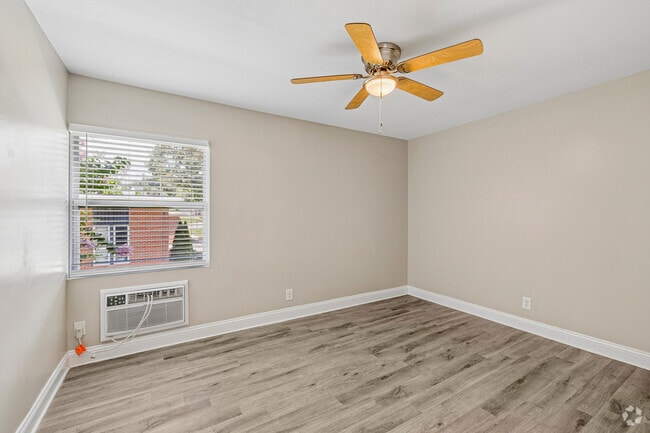 3BR, 1BA - 1,000SF - Primary Bedroom