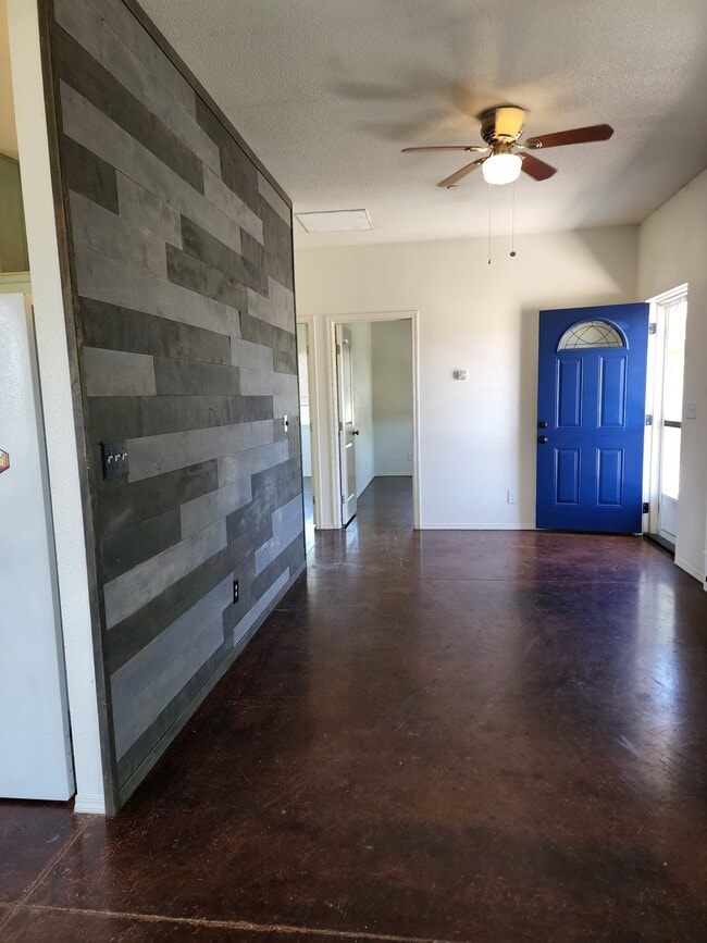 16902 Hickman Ln