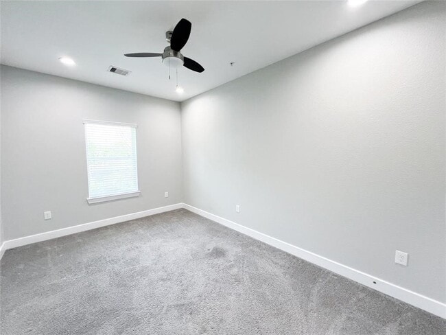 Building Photo - 144 W 5th St Unit B