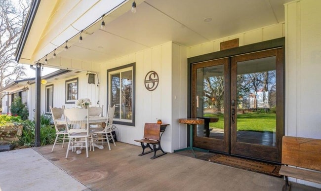 Building Photo - A Private Oasis with Unmatched Amenities 4... Rental