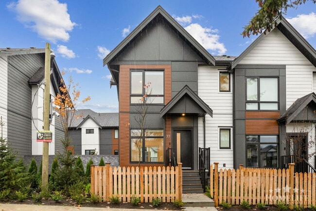 Building Photo - 3 - Bed + 3 - Bath + 1 Office/Den in South Surrey! Unit 33