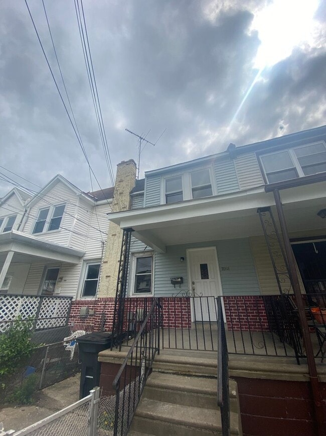 Building Photo - Gorgeously Renovated 3 Bedroom Townhome in...