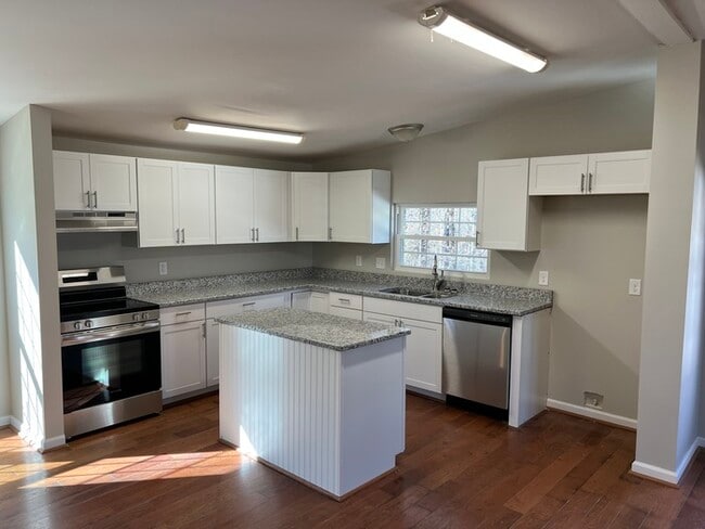 Photo - Lovely 3 bedroom 2 bath home available to ...