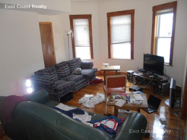 Building Photo - 346 Faneuil St Unit 3 Rental