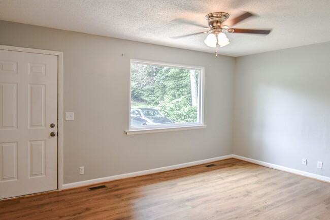 Photo - Pet Friendly Three Bedroom!