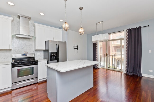 Photo - 1332 N Burling St