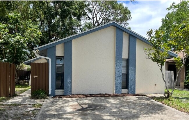 Building Photo - 10557 Parkcrest Dr