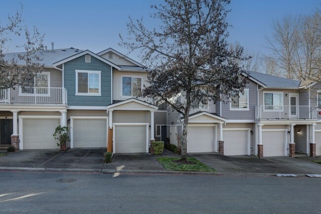 Beautiful 3bd, 2.5ba Townhome available in... - Beautiful 3bd, 2.5ba Townhome available in...