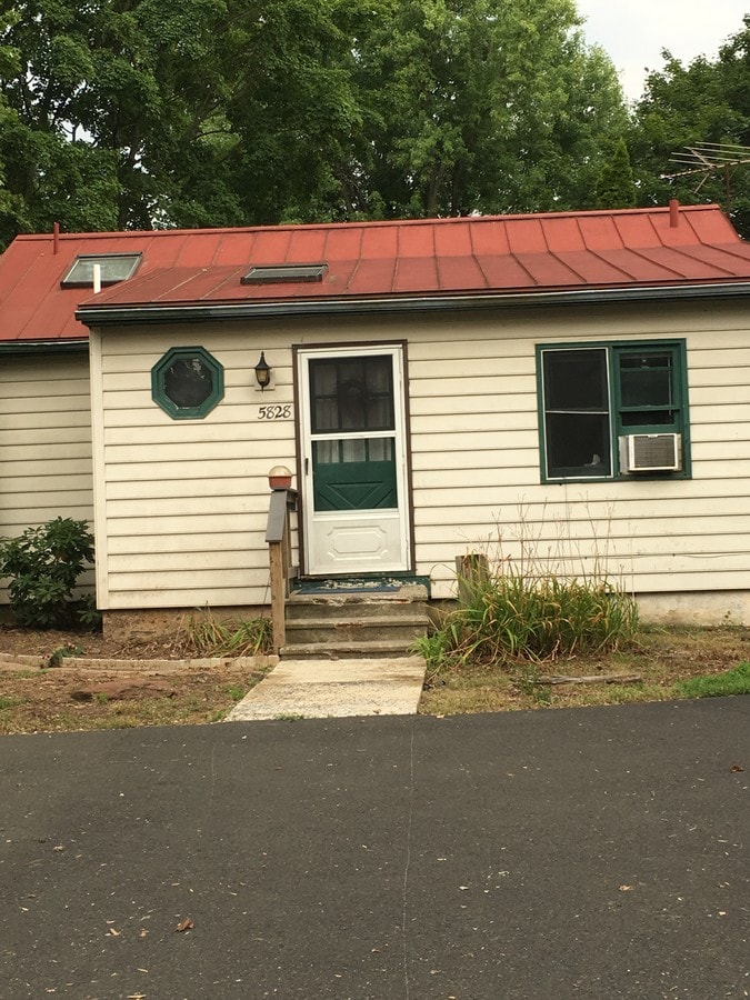 Front/driveway - 5828 Township Line Rd