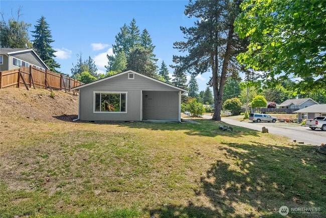 Photo - 502 Tullis St NE