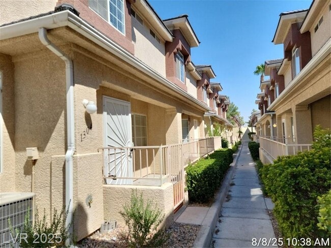 NW TOWNHOME IN GATED COMMUNITY!! - NW TOWNHOME IN GATED COMMUNITY!!