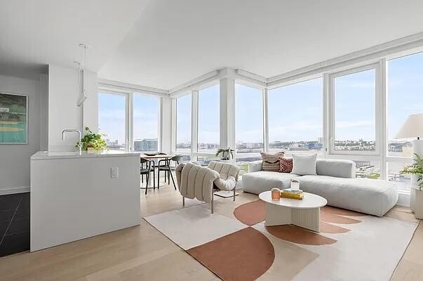 Building Photo - 555 W 38th St Rental