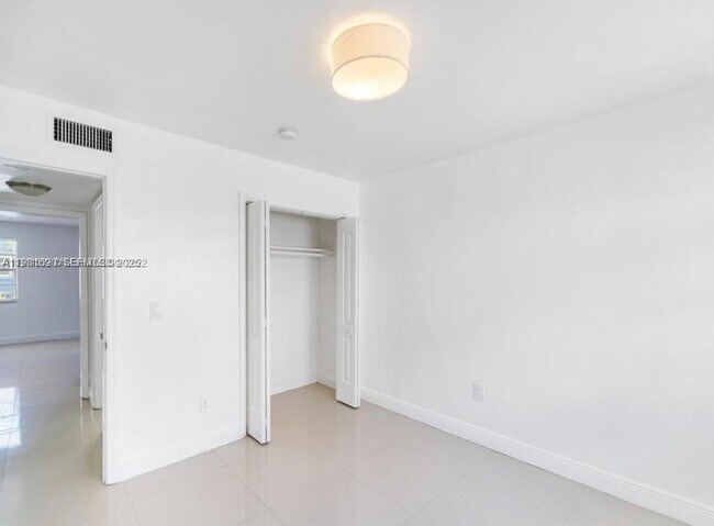 Photo - 552 NE 61st St Unidad 4