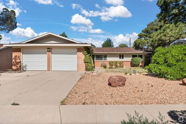 Building Photo - Large 4 Bedroom 2 Bath House