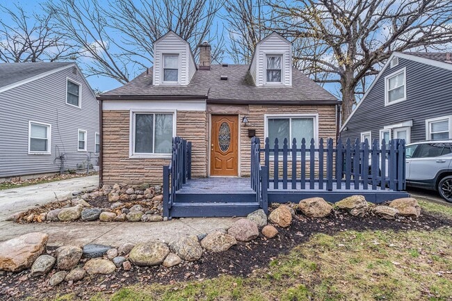 Building Photo - Updated Bungalow with Modern Kitchen & Fen... Rental
