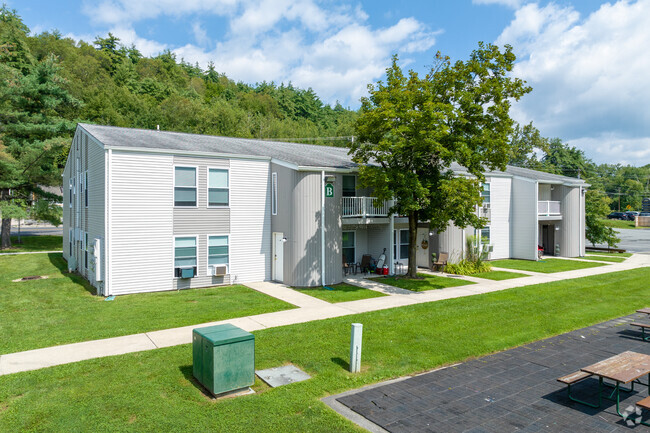 Photo - Emerald Pond Estates Apartments