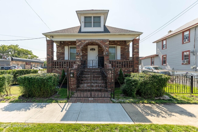 Building Photo - 13 Fisher Ave