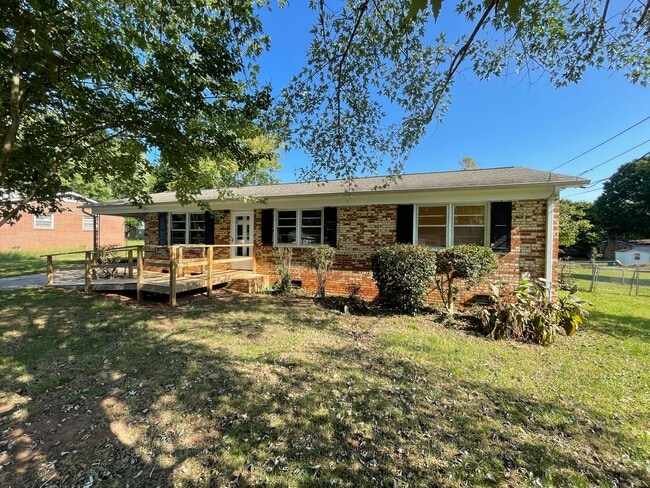 Building Photo - 3 bedroom 1 bath house available.  Pet fri...