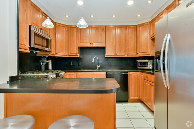 Building Photo - 1011 Beacon St Unit 4 Rental