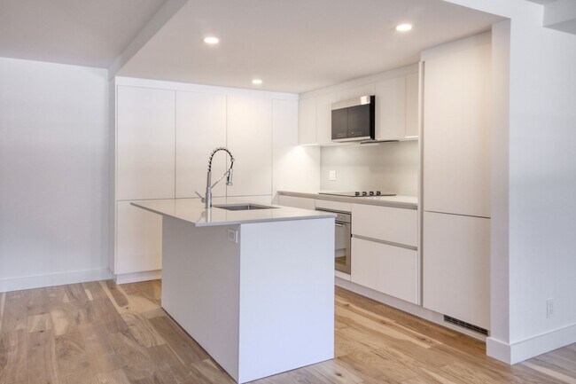 Building Photo - 3460 Rue Peel Unit 101