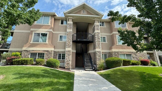 Building Photo - Beautiful 3 bedroom 2 bath in Pleasant Grove Unit 102 Rental