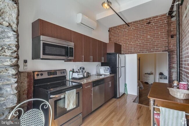 Building Photo - 4 Leverington Ave Unit 206 Rental