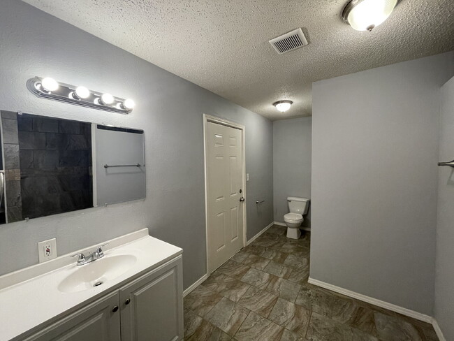 Photo - Beautiful House Located Close To Elementary / High School & Marsha Sharp Fwy!
