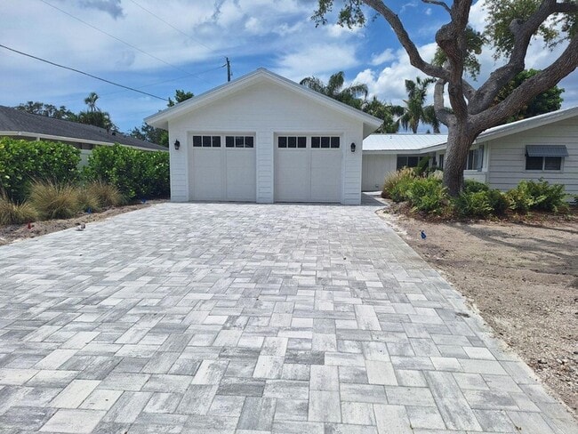 Building Photo - 1833 Pandora Dr Rental
