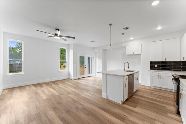 Photo - 8205 Carver Rd