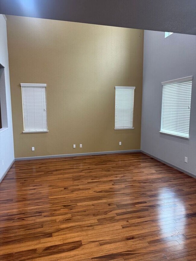 Beautiful 3 Bedrooms 2.5 Bath