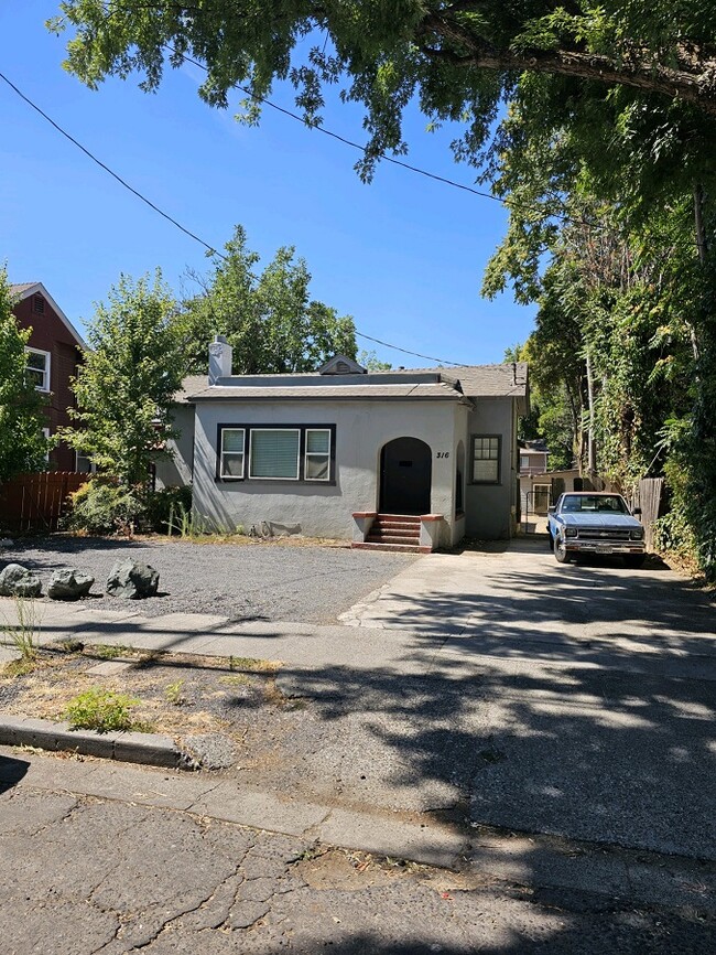 Building Photo - 316 Hazel St