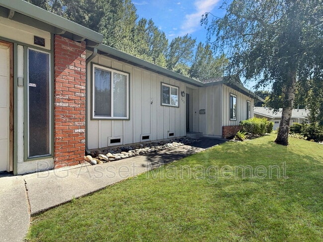 Building Photo - 2672 Doidge Ave