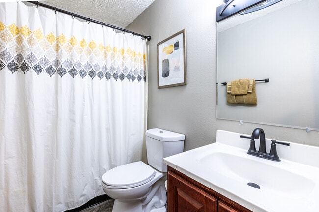 2BR, 1BA - 883 SF