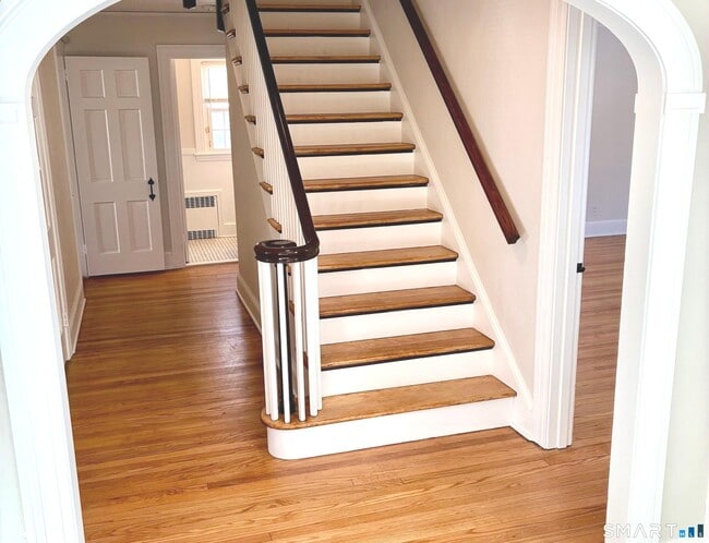 Photo - 302 Quaker Ln N