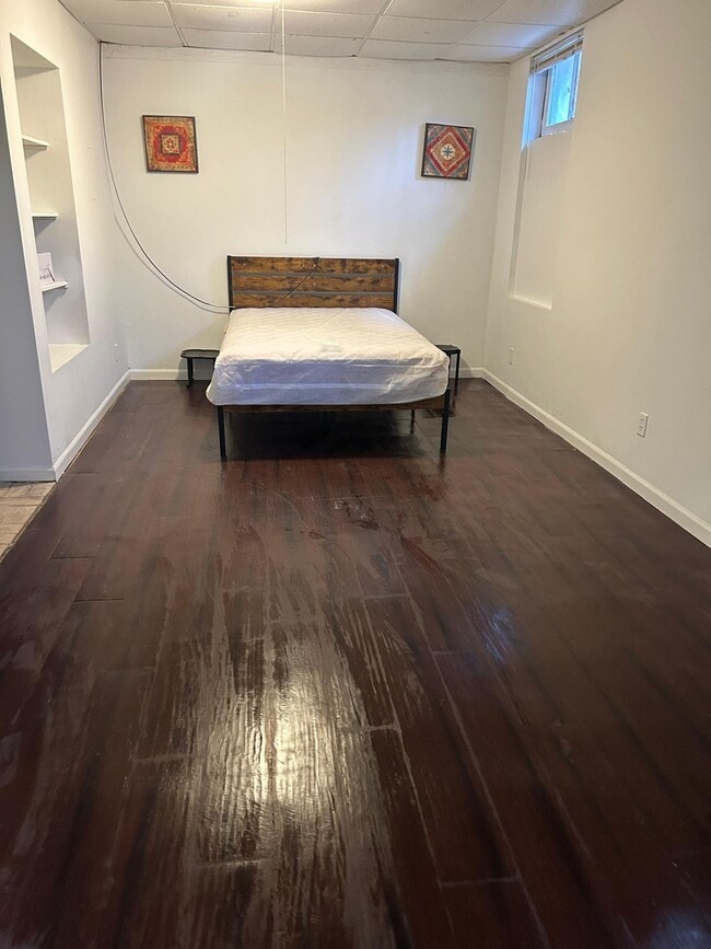 One furnished bedroom - 417 Ambridge Ave Unit furnished lower