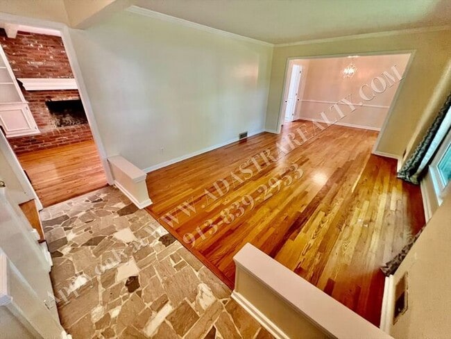 Lovely Home In Nall Hills-Available NOW!!
