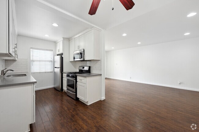1BR, 1BA - 735SF